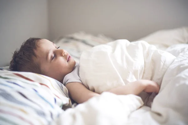 Young Boy na posteli — Stock fotografie