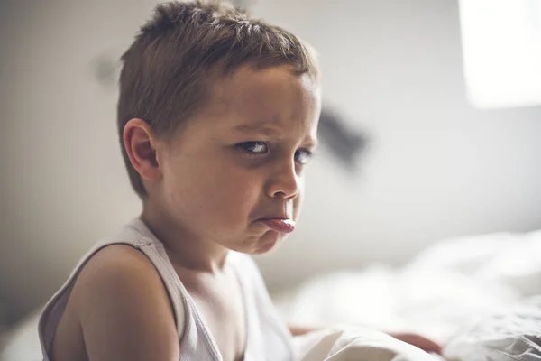 Niño en la cama — Foto de Stock