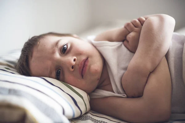 Niño en la cama — Foto de Stock