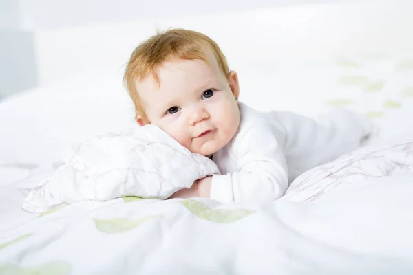 Retrato de un bebé gateando en la cama de su habitación — Foto de Stock