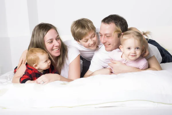 Fem medlemsstater ung familj att ha kul i sängen — Stockfoto