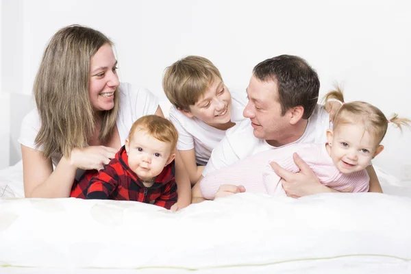 Fem medlemsstater ung familj att ha kul i sängen — Stockfoto