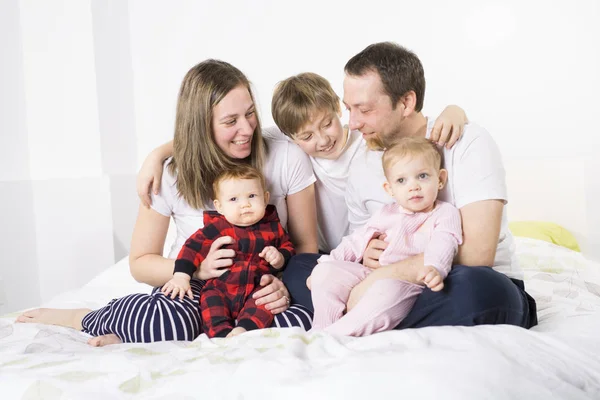 Fem medlemsstater ung familj att ha kul i sängen — Stockfoto