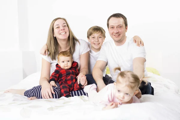 Vijf lidstaten jonge familie hebben pret In Bed — Stockfoto