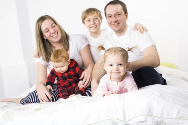 Fem medlemsstater ung familj att ha kul i sängen — Stockfoto