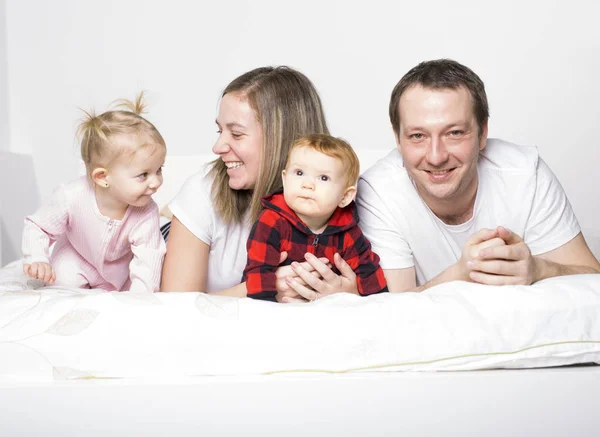 Famille à partir de quatre personnes passe joyeusement du temps pour les lits — Photo