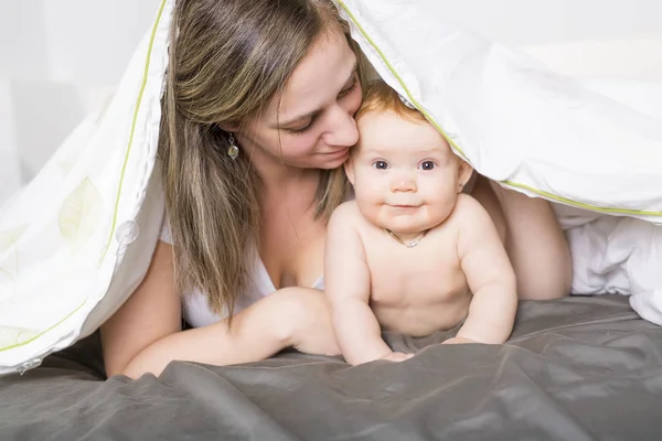 Portret van een kruipende baby op het bed in haar kamer — Stockfoto