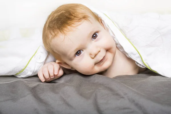Portrait d'un bébé rampant sur le lit dans sa chambre — Photo