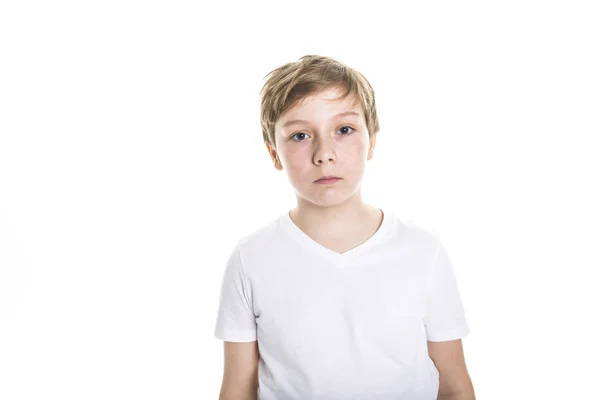 Портрет дитини. смішний маленький хлопчик на студійному білому тлі — стокове фото