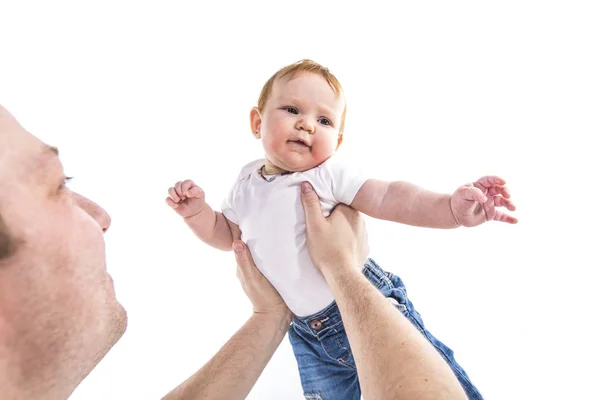 Mens händer hålla barnet på en vit bakgrund — Stockfoto