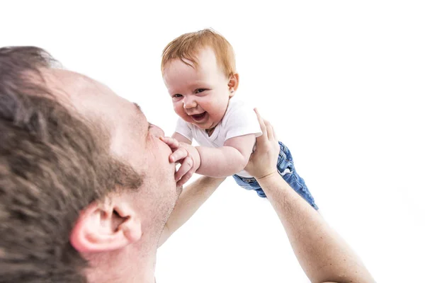 メンズの手が白い背景に赤ちゃんを抱っこ — ストック写真