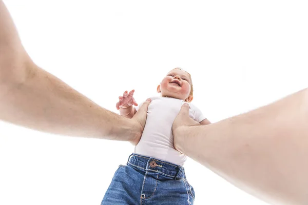 Чоловічі руки тримають дитину на білому тлі — стокове фото