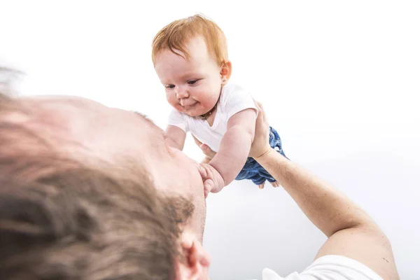 Les mains des hommes tiennent le bébé sur un fond blanc — Photo