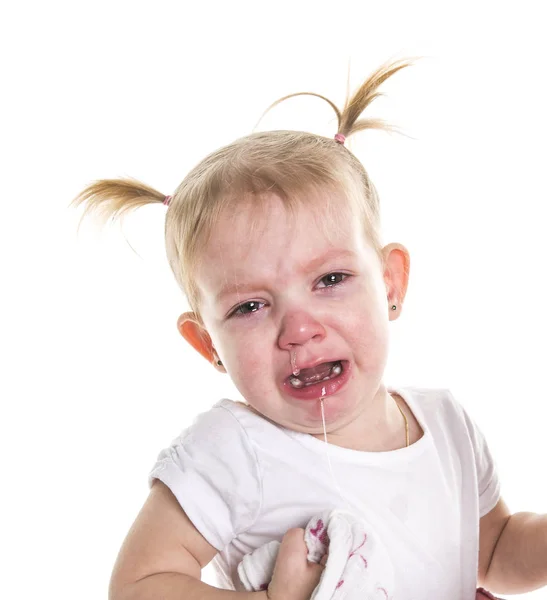 伤心不高兴哭了可爱的小孩小女孩擦干眼泪孤立. — 图库照片