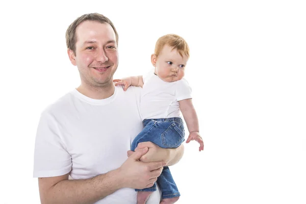 Unga kaukasiska far hålla och kyssas förtjusande baby, isolerad på vit — Stockfoto