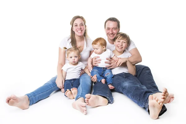 Aantrekkelijk portret van jonge gelukkige familie op witte achtergrond — Stockfoto