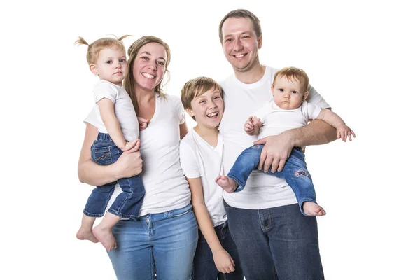 Atractivo retrato de familia feliz joven sobre fondo blanco — Foto de Stock