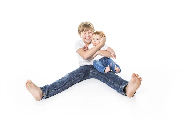 Portret van kind jongetje bedrijf baby op studio witte achtergrond — Stockfoto