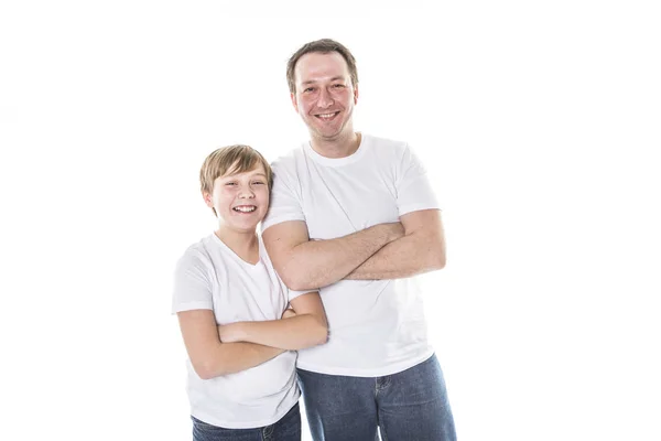 Père et fils debout, isolés sur fond blanc — Photo