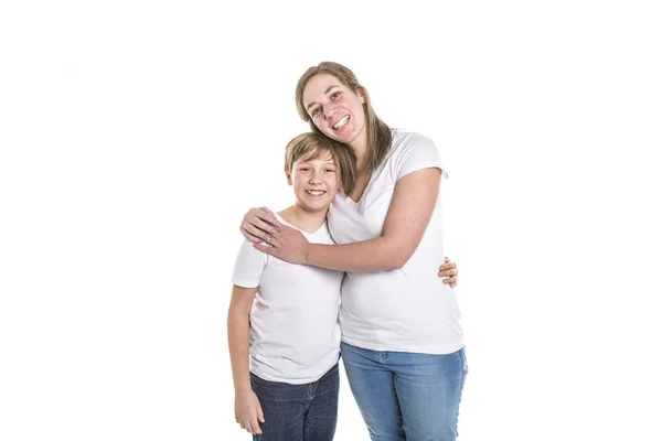 Portret van de jonge moeder en zoon op studio wit — Stockfoto