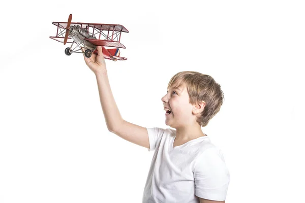 Sonriente chico jugar con aviones en la mano —  Fotos de Stock