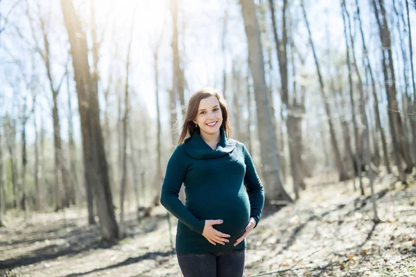 Красивая беременная женщина в солнечный весенний день — стоковое фото