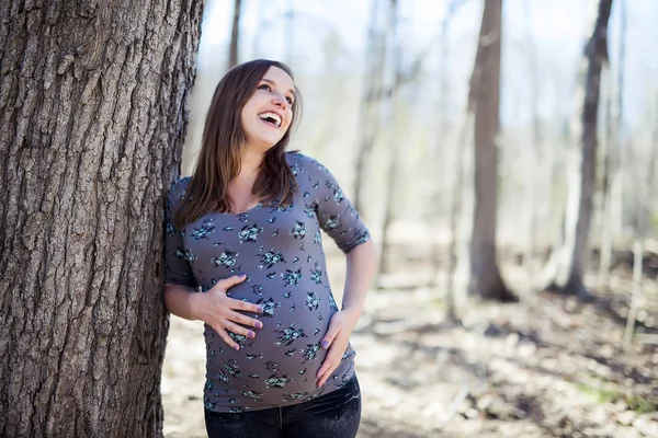 Mujer bastante embarazada en soleado día de primavera —  Fotos de Stock
