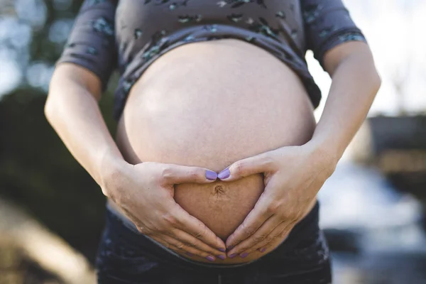 Pretty pregnant woman in sunny spring day — Stock Photo, Image