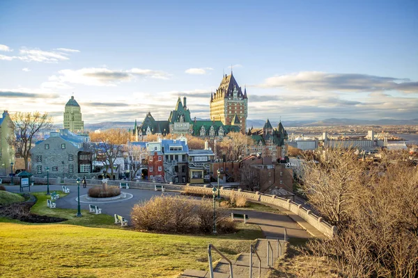 Stadsbilden i Quebec City med Chateau Frontenac på våren. — Stockfoto