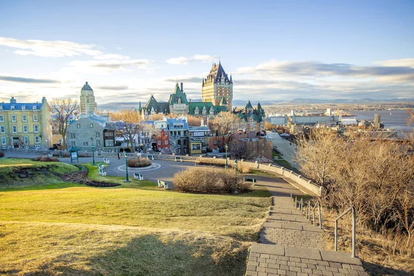 Stadsbilden i Quebec City med Chateau Frontenac på våren. — Stockfoto