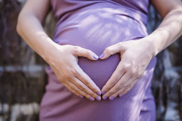 Mooie zwangere vrouw in zonnige lente — Stockfoto
