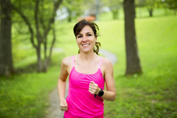 Porträtt av en kvinna som jogging utomhus — Stockfoto