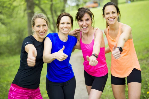 Grupo de personas disfrutando en el gimnasio divertirse corriendo al aire libre —  Fotos de Stock