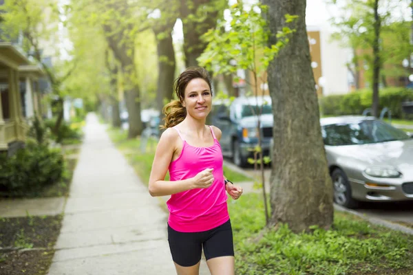 Porträtt av en kvinna som jogging utomhus — Stockfoto