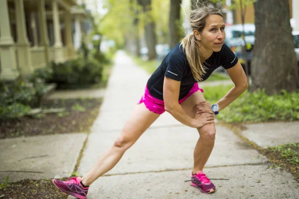 屋外ジョギング女性の肖像 — ストック写真