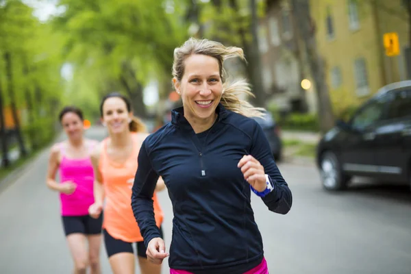 Grupa osób korzystających w posiadanie fitness fun uruchomiona poza — Zdjęcie stockowe