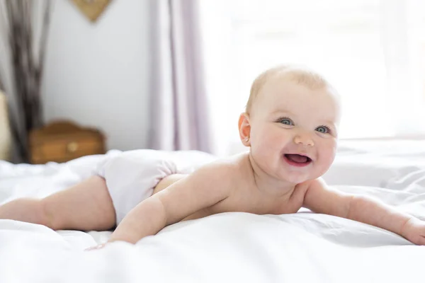 Niña en ropa de cama blanca en casa se ven bien — Foto de Stock