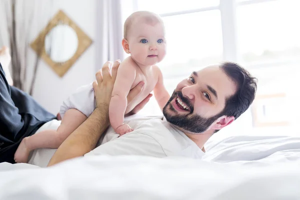 Jeune père heureux jouant avec lit babyon — Photo