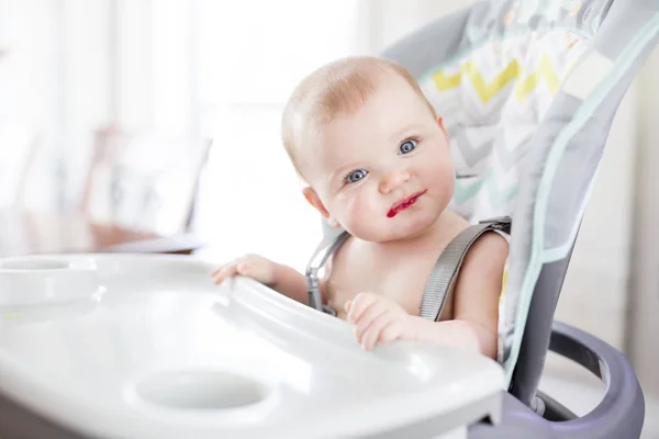 食べるための高い椅子に座っている女の赤ちゃん — ストック写真