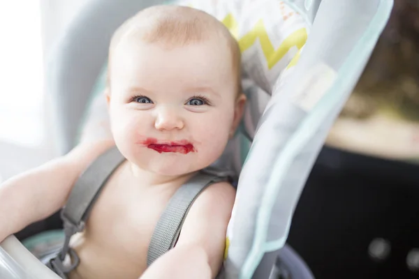 食べるための高い椅子に座っている女の赤ちゃん — ストック写真