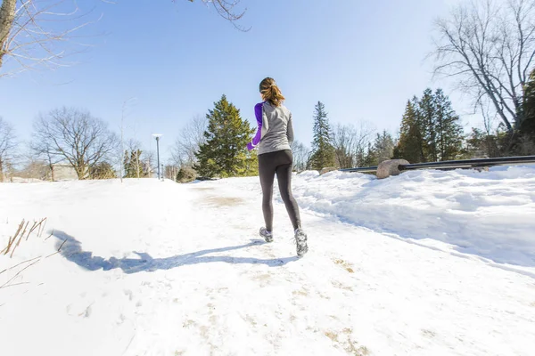 Narciarstwo biegowe ćwiczeń. Biegacza jogging w śniegu. — Zdjęcie stockowe