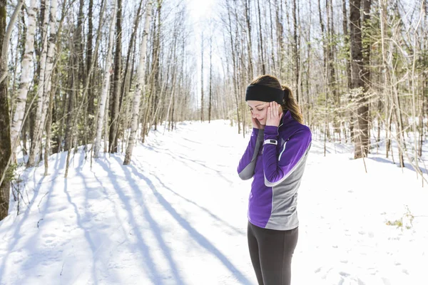 Narciarstwo biegowe ćwiczeń. Biegacza jogging w śniegu. — Zdjęcie stockowe