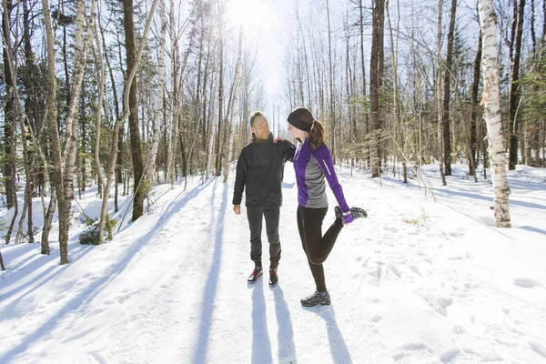 Zimą uruchomione kilka ćwiczeń. Biegaczy jogging w śniegu. — Zdjęcie stockowe