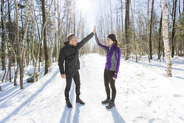 Zimą uruchomione kilka ćwiczeń. Biegaczy jogging w śniegu. — Zdjęcie stockowe