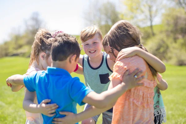 Gruppe von Kindern haben gemeinsam Spaß auf einem Feld — Stockfoto