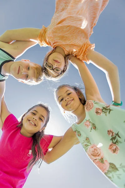 Grupp av barn har roligt på ett fält — Stockfoto