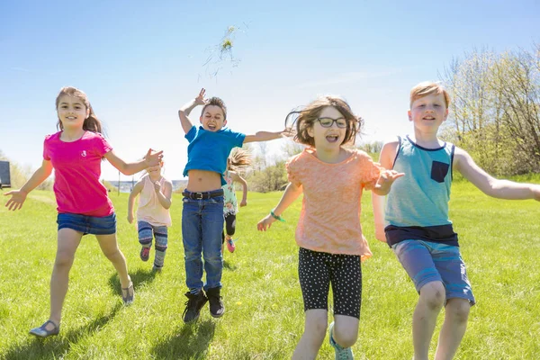 Група дітей розважаються на полі — стокове фото