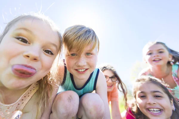 Група дітей розважаються на полі — стокове фото