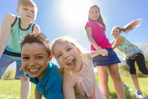 Группа детей веселится на поле — стоковое фото