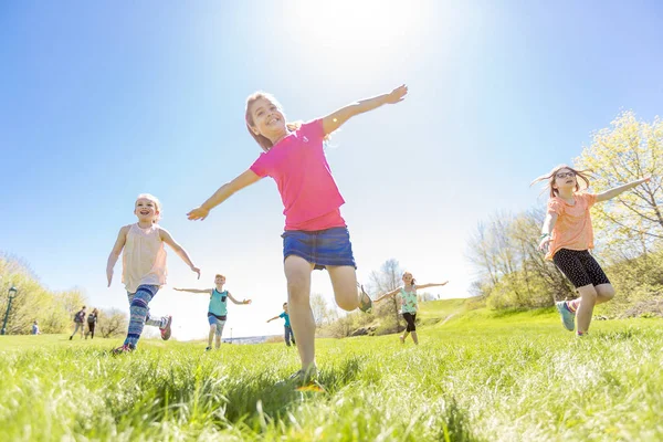 Grupo de niños divertirse en un campo — Foto de Stock